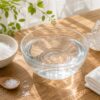 水晶と塩と水で浄化を表す明るい机上イメージ