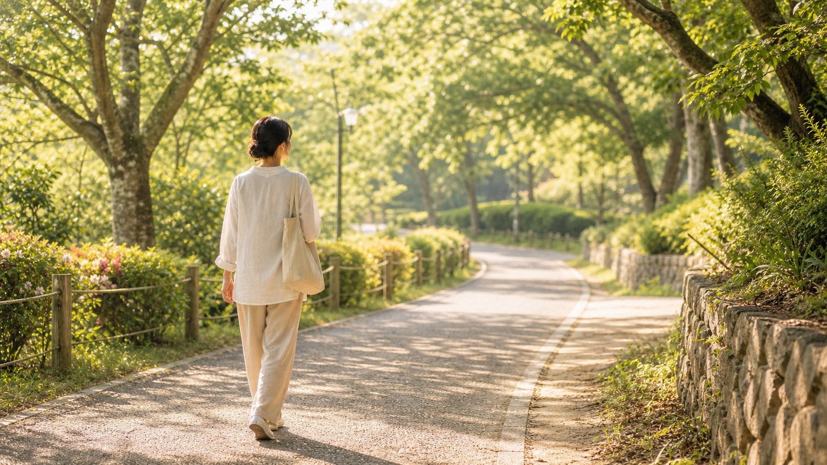 木漏れ日の道を歩きながら自分を見つめる人