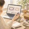 パワーストーン通販サイトでブレスレットや天然石を確認する水彩イラスト