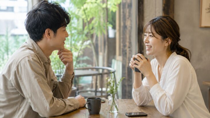 カフェで自然に会話する男女