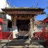 赤い柵と提灯に囲まれた皆中稲荷神社の拝殿
