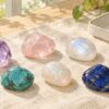 紫、ピンク、乳白色、青緑、遊色のある白、濃い青の6種類の石を並べた水彩イラスト